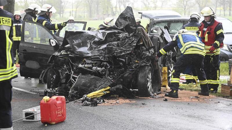 Eine Autofahrerin aus dem Landkreis Cuxhaven stieß gestern bei Volkmarst frontal mit einem Lkw zusammen. Für die Frau kam jede Hilfe zu spät. 30 Feuerwehrleute waren im Einsatz, um die Verunglückte zu bergen.