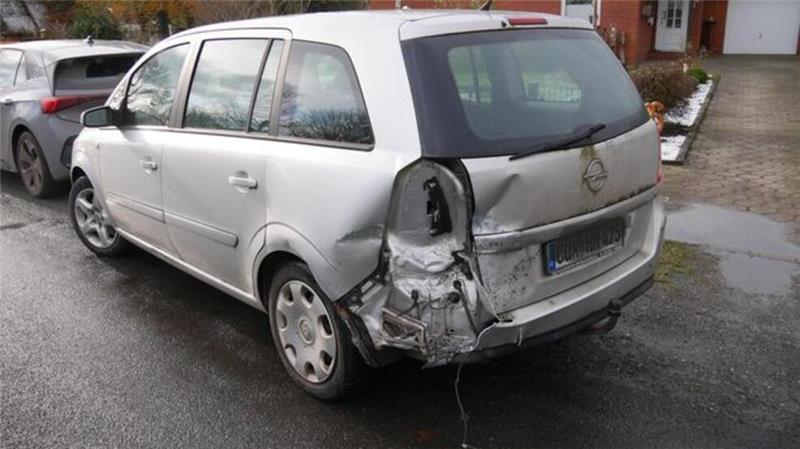 66-Jähriger nach Auffahrunfall schwer verletzt ins Elbe Klinikum gebracht Eine Autofahrerin befährt mit ihrem Opel die Elsa-Brändström Straße. Beim Abbiegen muss sie verkehrsbedingt anhalten, um den Gegenverkehr vorbeizulassen. Kurze Zeit später kracht es.