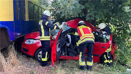 Eine Autofahrerin ist in Deinste mit einem Zug kollidiert. Foto: Vasel