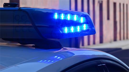 Eine Autofahrerin übersieht einen Motorradfahrer beim Abbiegen. (Symbolbild)