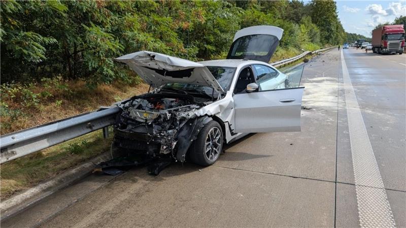 Eine BMW-Fahrerin ist im Kreis Cuxhaven auf der Autobahn 27 verunglückt.