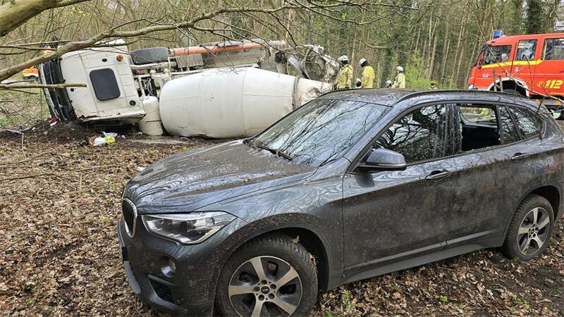 Eine BMW-Fahrerin musste ausweichen und landete ebenfalls im Seitenraum.