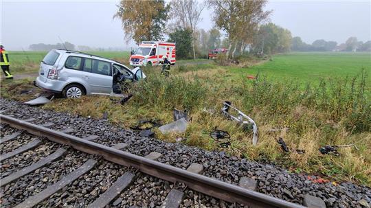 Eine Bahn ist in Schiffdorf-Wehdel mit einem Auto zusammengekracht.