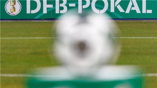 Eine Bande am Spielfeldrand zeigt den Schriftzug zum DFB-Pokal. (Archivbild)