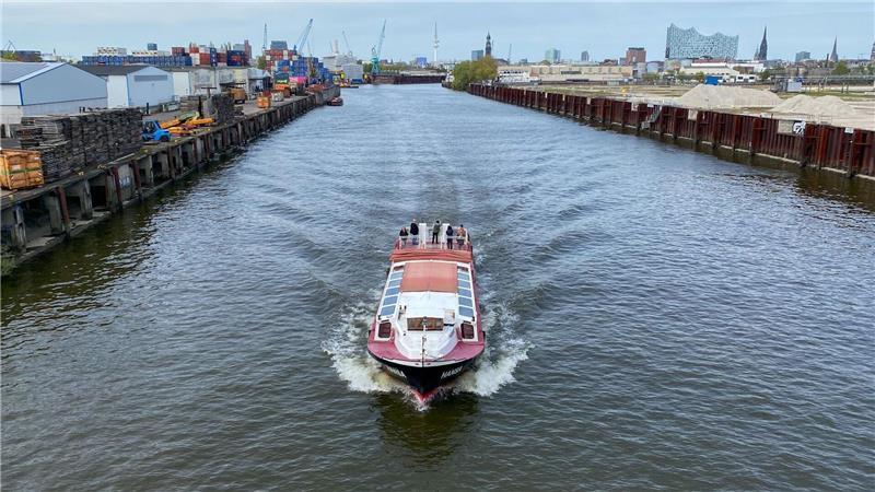 Eine Barkasse fährt auf einem Kanal im Hafen unter der Argentinienbrücke durch. (Archivbild) 
