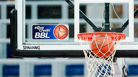 Eine Basketball landet im Netz.