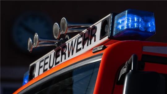 Eine Batterie könnte den Großbrand auf dem Gelände eines Entsorgungsbetriebs ausgelöst haben. (Symbolbild)
