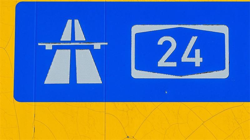 Eine Baustelle auf der A24 wird den Verkehr zwischen den Anschlussstellen Witzhave und Schwarzenbek/Grande fünf Monate lang behindern. (Symbolbild)