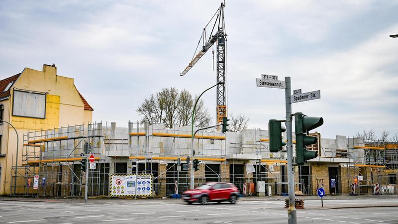 Eine Baustelle in der Stresemannstraße. Laut Augenzeugen tut sich dort derzeit wenig.