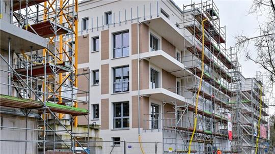 Eine Baustelle mit neuen Wohnungen in neu gebauten Mehrfamilienhäusern. Der Abruf staatlicher Zuschüsse zu Bausparverträgen hat ein Rekordniveau erreicht.