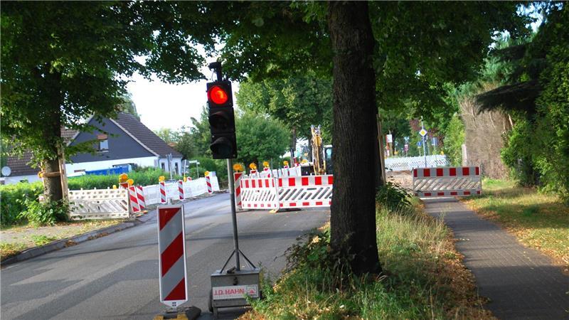 Eine Baustellen-Ampel regelt den Verkehr an der halbseitigen Sperrung in Beckdorf.