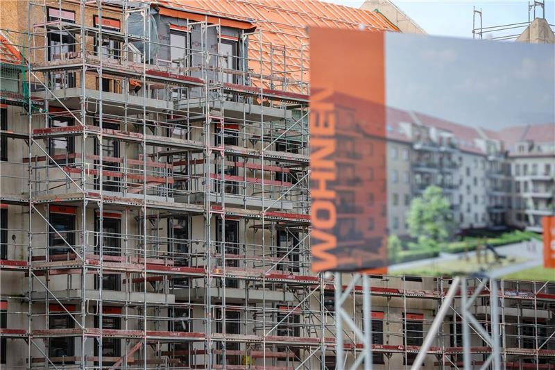 Eine Bautafel steht vor der Baustelle mehrerer Miethäuser. Der Städtetag fordert mehr Wohnungsbau.