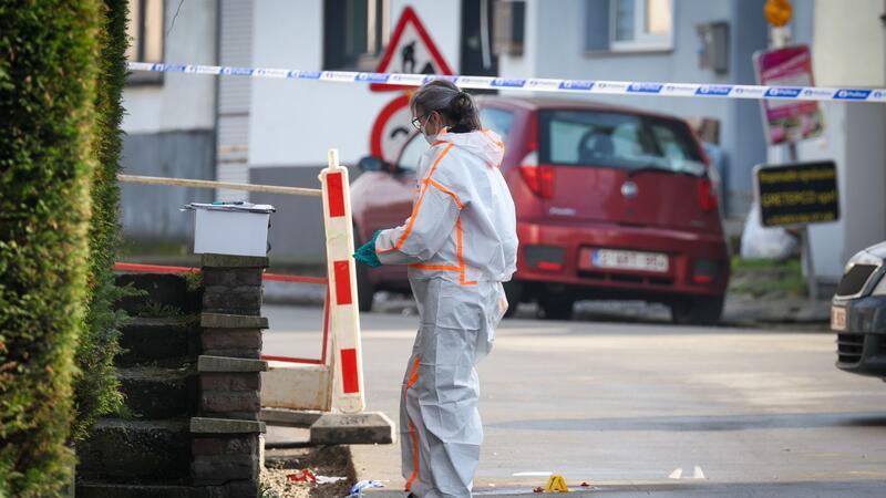 Polizist in Belgien bei Hausdurchsuchung erschossen Eine Beamtin der technischen Einheit der Polizei inspiziert den Tatort in Charleroi in Belgien.