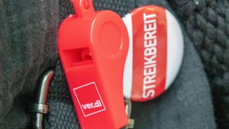 Warnstreik bei privaten Banken in Hamburg am Donnerstag Eine Bedienstete der Uniklinik hat neben einer Trillerpfeife einen Button mit der Aufschrift „streikbereit“.