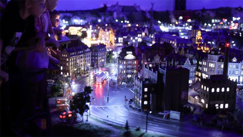 Hamburgs Miniatur Wunderland: Handarbeit, Pannen und Rekorde Eine Besonderheit der größten Modelleisenbahnanlage der Welt ist die Tag-Nacht-Beleuchtung.