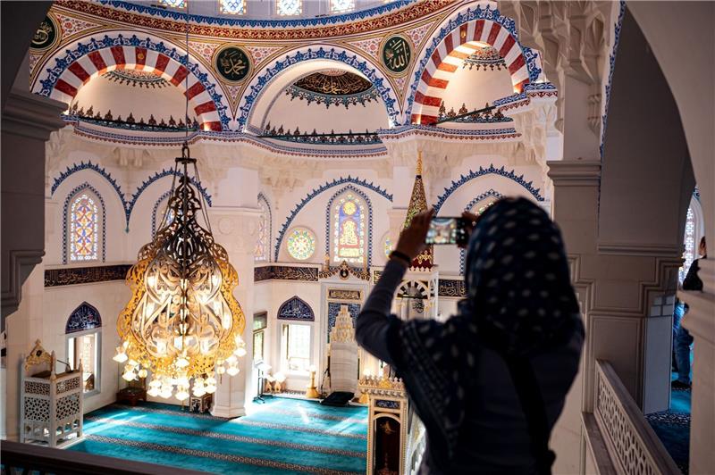 Moscheen feiern Tag der offenen Tür Eine Besucherin fotografiert die Sehetlik-Moschee am Columbiadamm in Berlin.