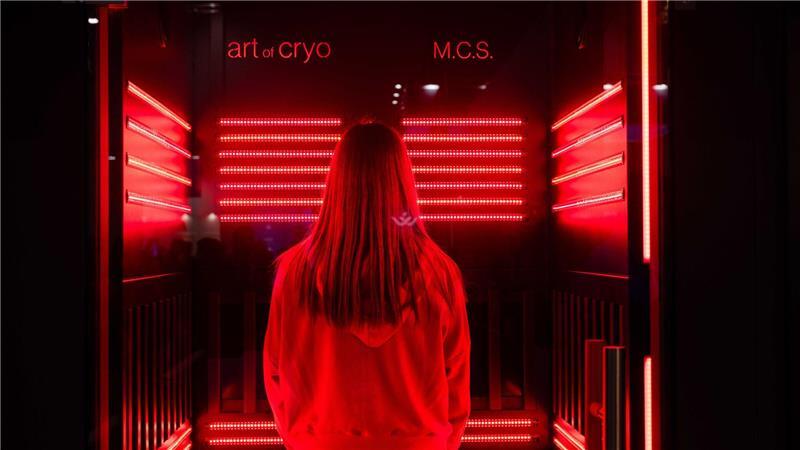 Eine Besucherin testet das Multi-Cryo-Hacking System auf der Fitnessmesse Fibo.