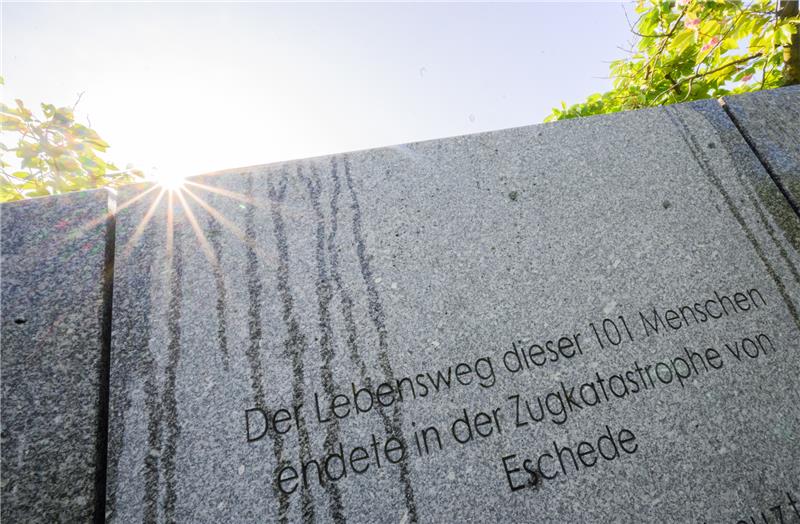 Eine Betonstelle steht in der Gedenkstätte für die Opfer des ICE-Unglücks von Eschede im Landkreis Celle. Foto: Julian Stratenschulte/dpa