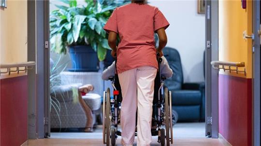 Eine Bewohnerin eines Pflegeheims mit einer Pflegerin: Der Bedarf an Pflegekräften wird in den kommenden Jahren deutlich steigen.
