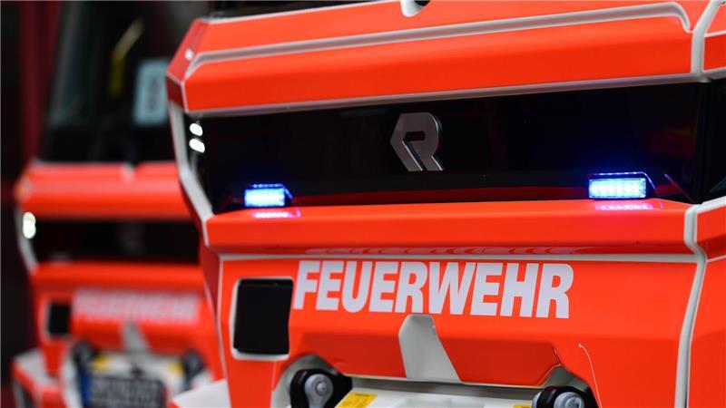 Eine Bewohnerin wird bei einem Brand in einem Mehrparteienhaus verletzt. (Symbolbild)