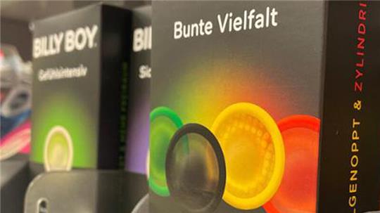 Eine Billy-Boy-Verpackung, die entfernt an eine Bonbon-Packung erinnert. Die Werbung hat sich über die Jahre verändert.