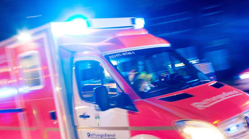 Eine Blaulicht leuchtet auf dem Dach eines Polizeiwagens.