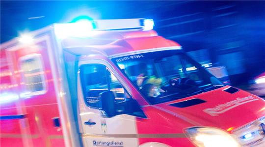 Eine Blaulicht leuchtet auf dem Dach eines Polizeiwagens.