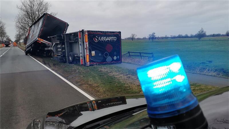 Eine Böe hatte den Anhänger während der Fahrt erfasst. Dieser kippte um.