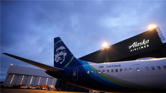 Eine Boeing 737-9 Max von Alaska Airlines auf dem Seattle-Tacoma International Airport.
