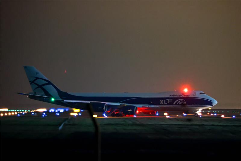 Deutlich mehr Nachtflüge und Fluglärmbeschwerden in Hamburg Eine Boeing B747-800 der Frachtfluggesellschaft AirBridgeCargo rollt nach der Landung am Flughafen zu einer Vorfeldposition. Foto: Jan Woitas/dpa-Zentralbild/dpa
