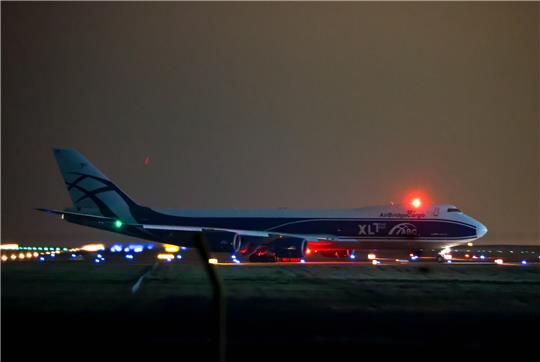 Eine Boeing B747-800 der Frachtfluggesellschaft AirBridgeCargo rollt nach der Landung am Flughafen zu einer Vorfeldposition. Foto: Jan Woitas/dpa-Zentralbild/dpa