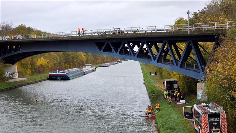 Auto stürzt in Mittellandkanal - viele Fragen bleiben offen Eine Boie markiert den Ort, an dem das Wrack im Mittellandkanal lag. Bis zu seiner Bergung war der Schiffsverkehr unterbrochen.