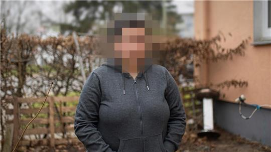 Eine Bremerhavenerin erleidet schwere Stichverletzungen nach einem Angriff eines Nachbarn. Sie will aus Angst nicht erkannt werden.