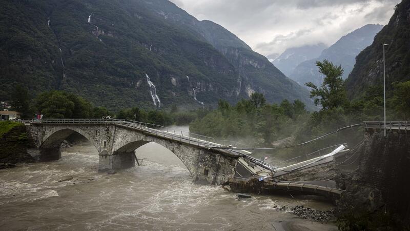 Vier Tote nach Unwettern mit Erdrutsch in der Schweiz Eine Brücke im Maggiatal wird durch einen reißenden Fluss zerstört.