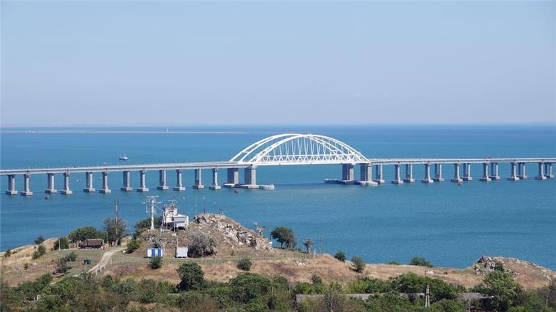 Russische Öltanker vor der Krim in Seenot - Ein Toter Eine Brücke über die Meerenge von Kertsch verbindet seit Jahren die von Russland annektierte Krim mit dem russischen Festland. (Archivbild)