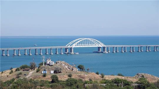Eine Brücke über die Meerenge von Kertsch verbindet seit Jahren die von Russland annektierte Krim mit dem russischen Festland. (Archivbild)