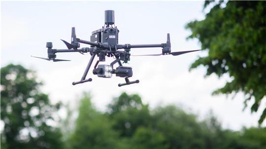 Petition gegen Drohnen: Polizei soll im Kreis Rotenburg für Ordnung sorgen Eine Bürgerin aus der Samtgemeinde Fintel fühlt sich durch unerlaubte Drohnenflüge bedroht und hat eine Online-Petition ins Leben gerufen. Wie bewerten die Behörden die Gefahr durch private Drohnen?