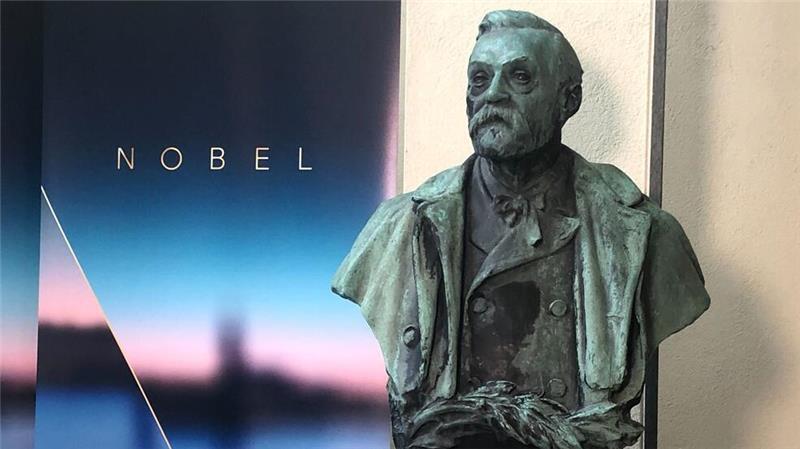 Spiegelbilder dieser Zeit - Die Nobelpreise werden vergeben Eine Büste von Alfred Nobel steht im Stockholmer Karolinska-Institut, wo am Montag die Medizin-Nobelpreisträger gekürt werden.
