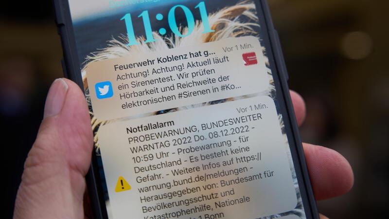 Warntag: Heute heulen die Sirenen im Kreis Stade Eine Cell-Broadcast-Botschaft ist am allgemeinen Warntag auf dem Display eines Smartphones zu sehen.