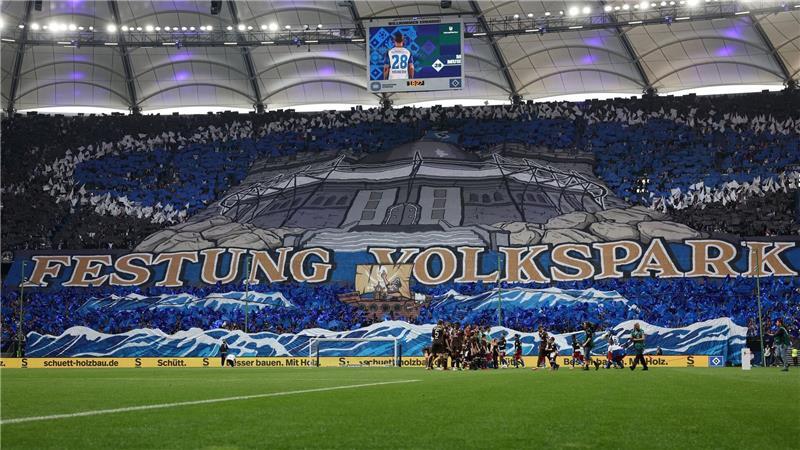 Duell um Stadtherrschaft: HSV und St. Pauli im Derby-Fieber Eine Choreographie beim letztmaligen Aufeinandertreffen des HSV und FC St. Pauli im Mai 2024. (Archiv)