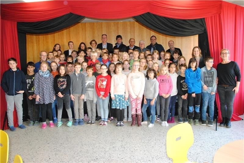 Eine Chorklasse und die Sponsoren des Musik-Projekts in der Aula der Grundschule Bockhorster Weg . Foto: Stief