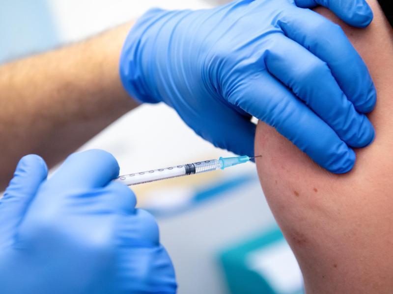 Eine Corona-Schutzimpfung wird durchgeführt. Foto: Sven Hoppe/dpa/Symbolbild