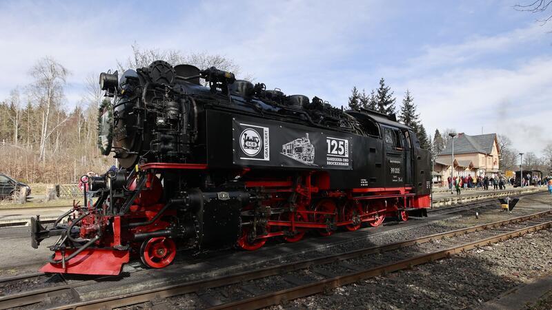 Brockenbahn feiert 125-jähriges Jubiläum Eine Dampflok der Harzer Schmalspurbahnen GmbH (HSB) steht im Bahnhof Drei Annen Hohne.