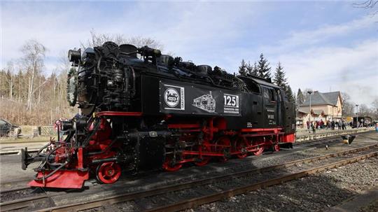 Eine Dampflok der Harzer Schmalspurbahnen GmbH (HSB) steht im Bahnhof Drei Annen Hohne.