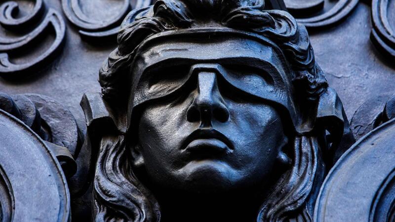 Tod beim Zahnarzt: Geld- und Bewährungsstrafe gefordert Eine Darstellung der Göttin Justitia.