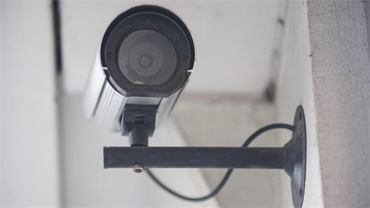 Eine Datenschutzbehörde darf gegen eine möglicherweise falsch eingestellte Videoüberwachung einschreiten, wenn konkrete Anhaltspunkte dafür vorliegen, dass personenbezogene Daten verarbeitet werden.
