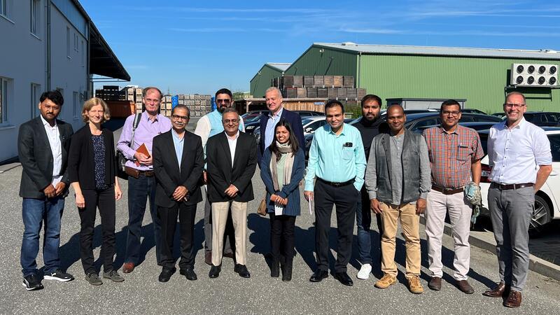 Eine Delegation aus Indien besucht die Elbe-Obst in Hollern-Twielenfleth vor dem Start der Altländer Apfel-Exporte nach Indien.