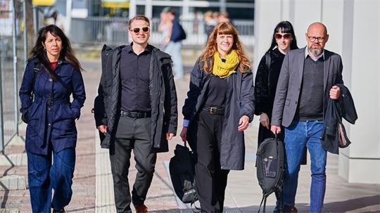 Eine Delegation der Berliner Linken traf sich im Haus der Statistik mit Vertretern von Grünen und SPD.