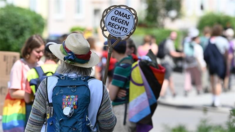Mehr als 30.000 Menschen protestieren gegen AfD-Parteitag Eine Demonstrantin hält ein Schild von „Omas gegen Rechts“ in die Höhe.