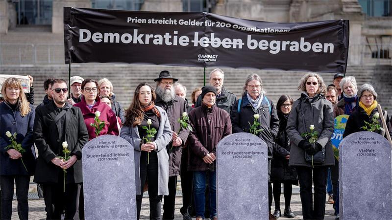 Wie es mit „Demokratie leben!“ weitergehen soll Eine Demonstration am Bundestag wandte sich im Frühjahr gegen Einschnitte bei „Demokratie leben!“. (Archivbild)